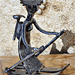 Une skieuse - Sculpture créée grâce à de vieux outils (2010)